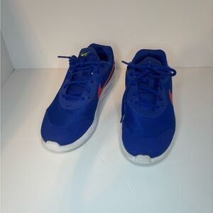 Nike air max Oketo hyper blue sneakers. 7youth (8.5 women’s/7men)